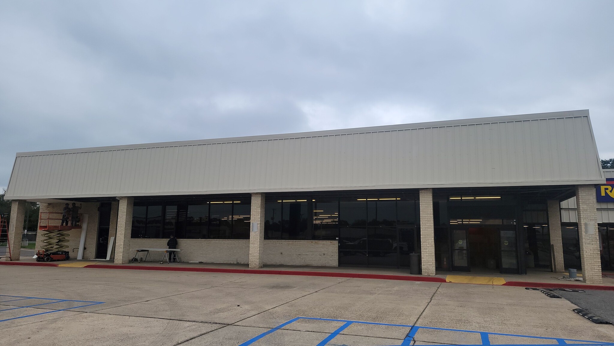 2710-2758 W 70th St, Shreveport, LA for lease Building Photo- Image 1 of 1