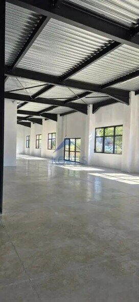 Flex in Dardilly for lease - Interior Photo - Image 2 of 7