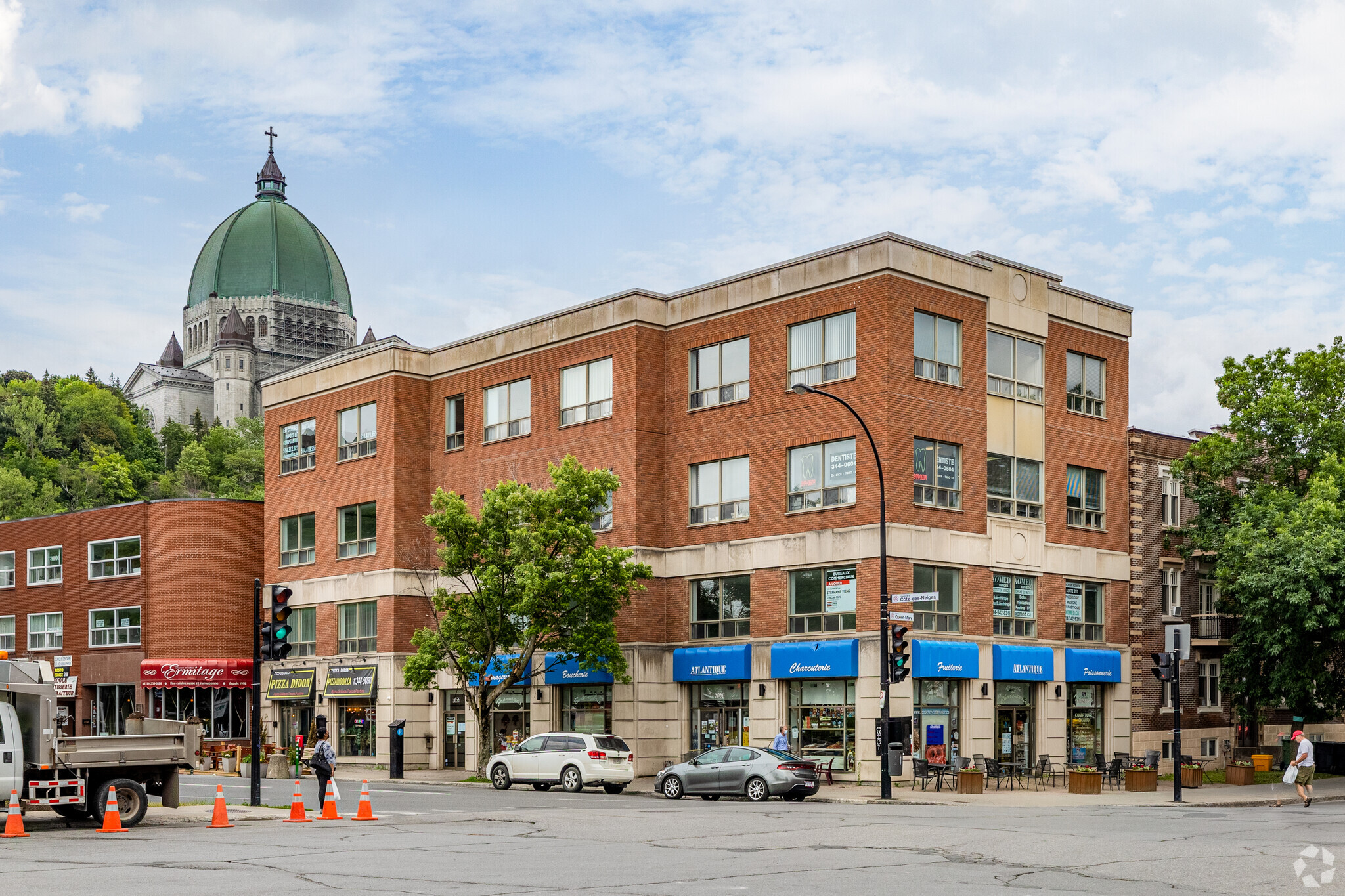 5050-5060 Ch de la Côte-des-Neiges, Montréal, QC for lease Primary Photo- Image 1 of 5