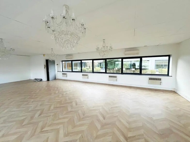 Office in Plaisir for lease - Interior Photo - Image 3 of 13