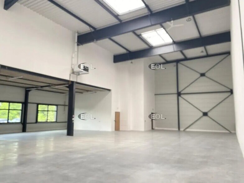 Flex in Saint-Priest for lease - Interior Photo - Image 3 of 19