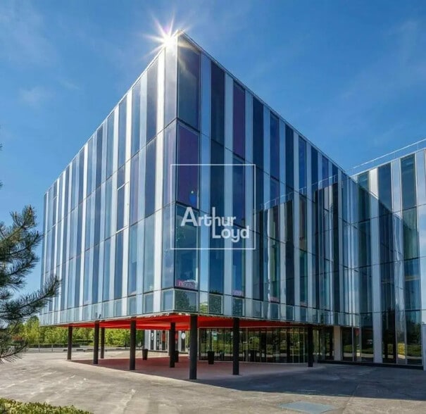 Office in Lieusaint for lease - Building Photo - Image 1 of 2