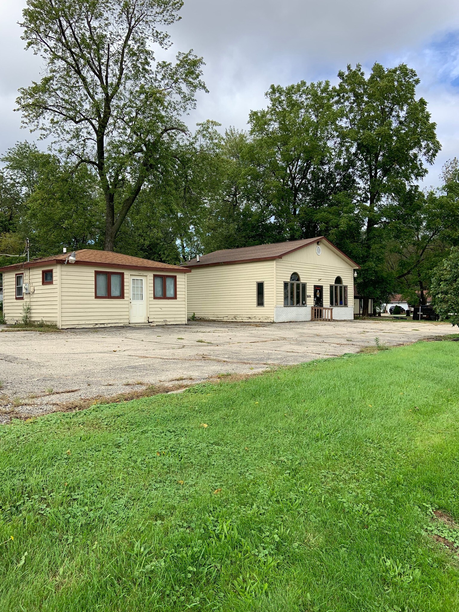 1606 N Fairfield Rd, Round Lake, IL for sale Primary Photo- Image 1 of 1