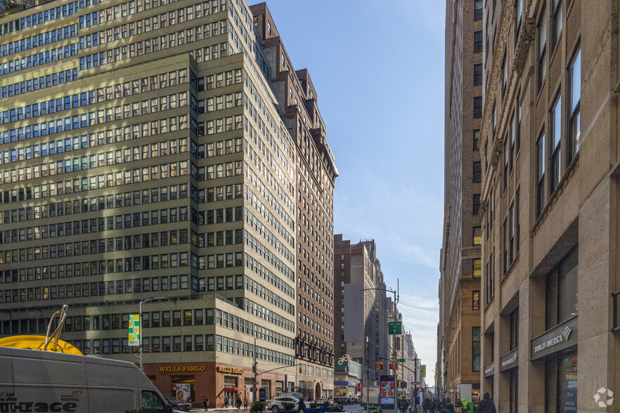 525 Seventh Ave, New York, NY for lease - Building Photo - Image 3 of 32