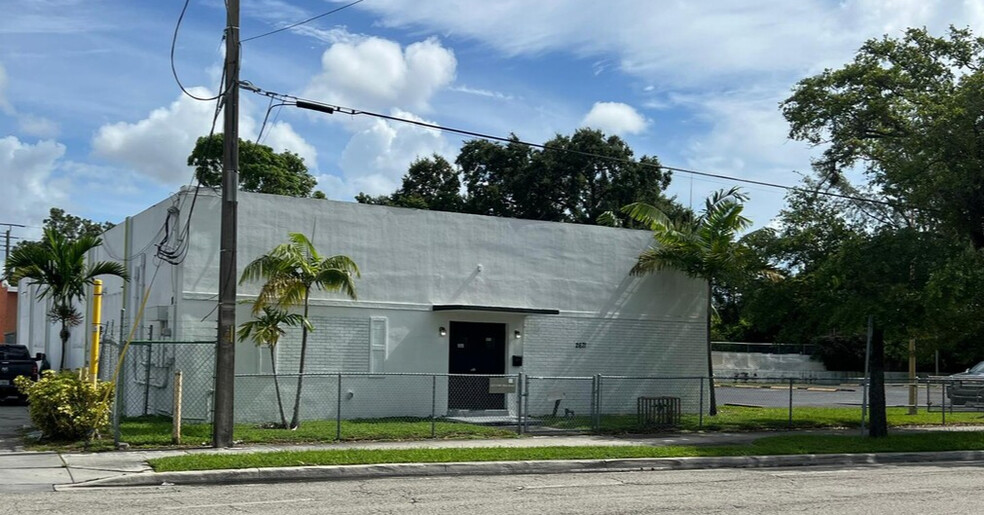 2671 NW 28th St, Miami, FL for lease - Building Photo - Image 3 of 17