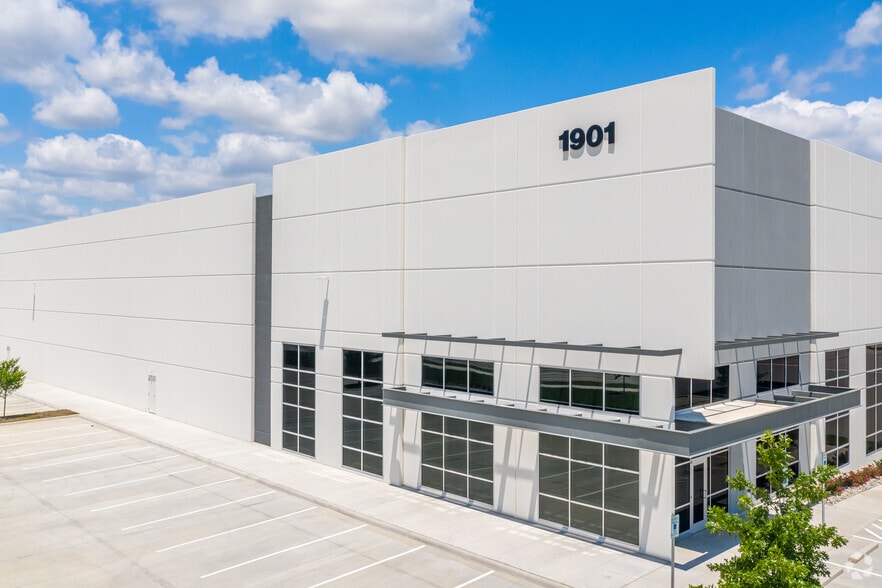 6601 Oak Grove Rd, Fort Worth, TX for lease - Building Photo - Image 1 of 7