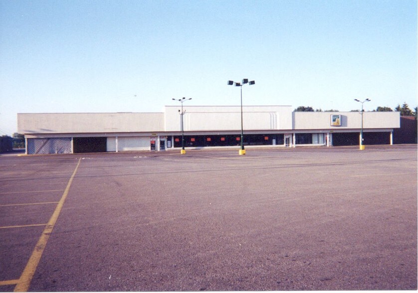 756 E Napier Ave, Benton Harbor, MI for lease - Building Photo - Image 2 of 8