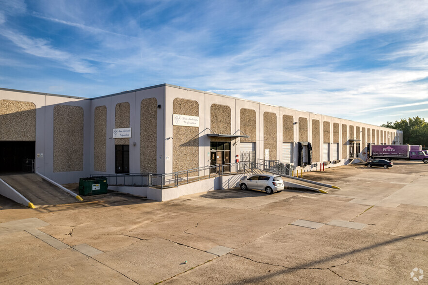 3800-3898 W 11th St, Houston, TX for lease - Building Photo - Image 2 of 3