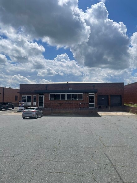 201 Southside Dr, Charlotte, NC for lease - Building Photo - Image 2 of 7