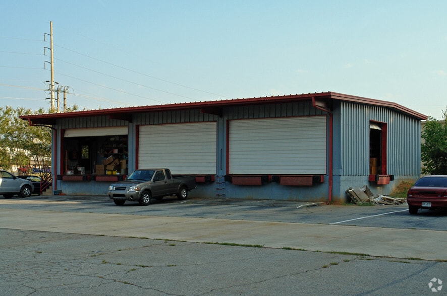 27 Herring Rd, Newnan, GA 30265