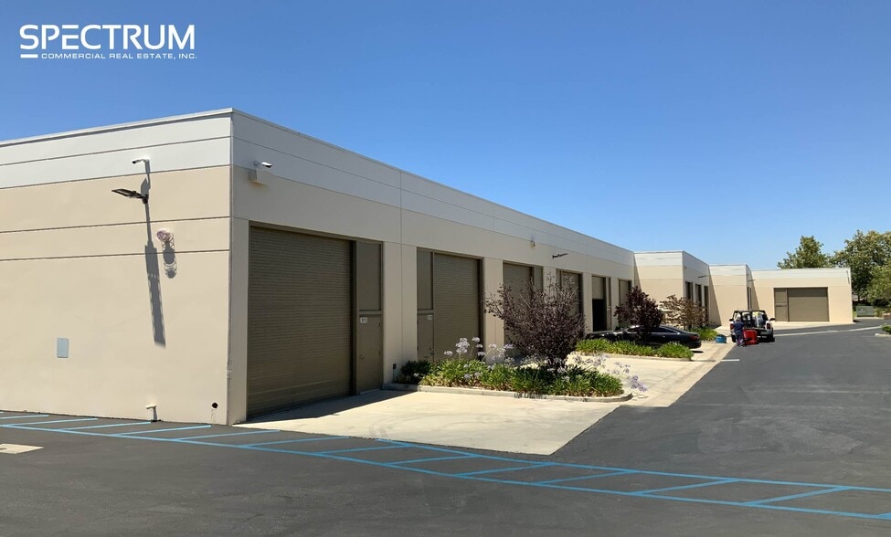 26370 Diamond Pl, Santa Clarita, CA for lease - Building Photo - Image 3 of 8