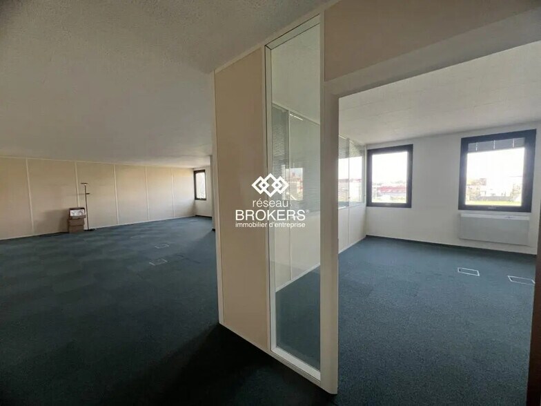 Office in Saint-Aubin for lease - Interior Photo - Image 2 of 9