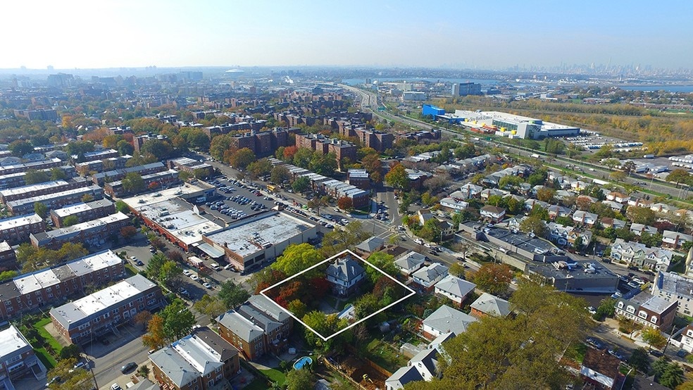 14517 Willets Point Blvd, Whitestone, NY for sale - Primary Photo - Image 1 of 8