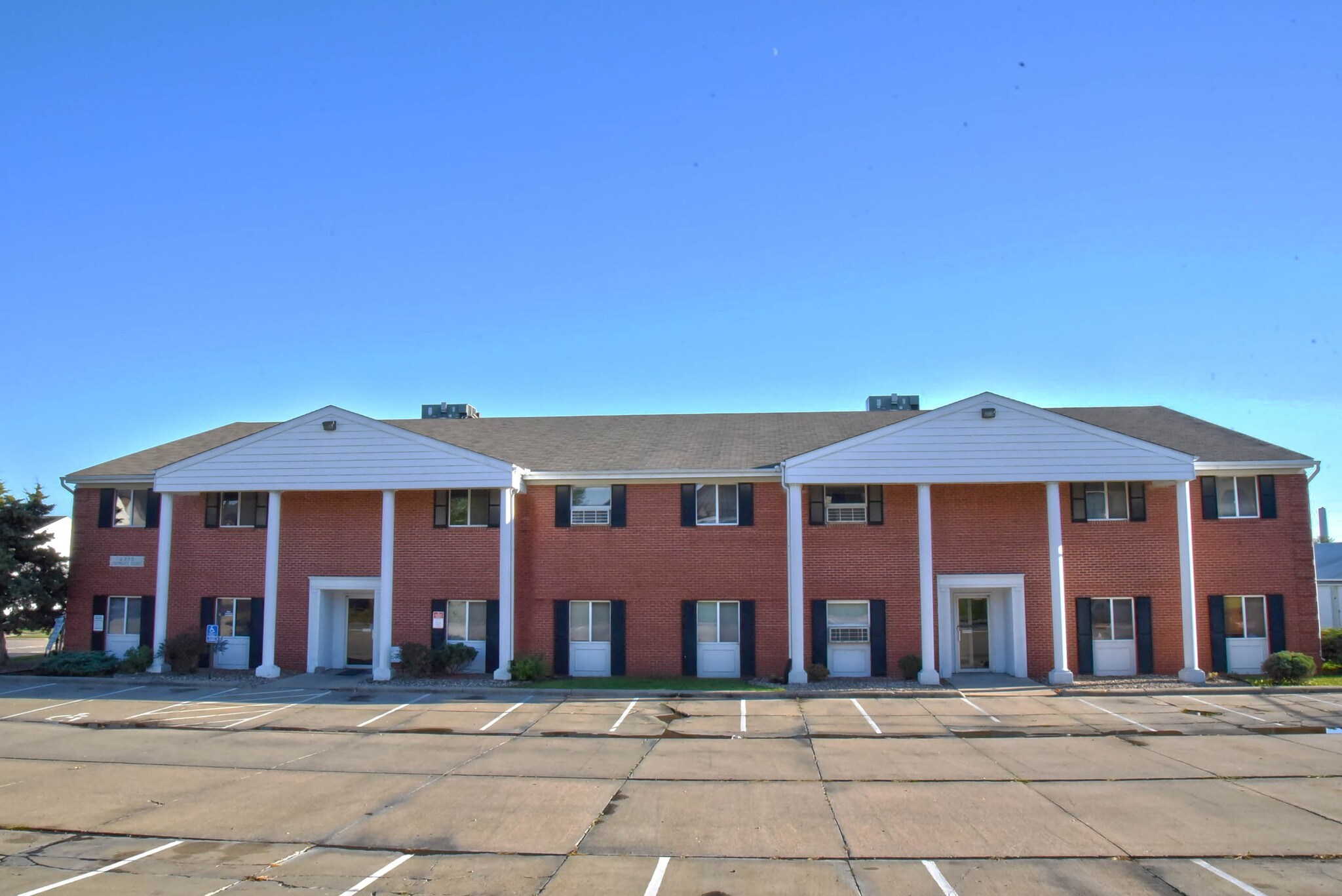 3330 Southgate Ct SW, Cedar Rapids, IA for sale Primary Photo- Image 1 of 1