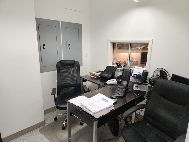 6336 Leetsdale Dr, Denver, CO for lease - Interior Photo - Image 2 of 4