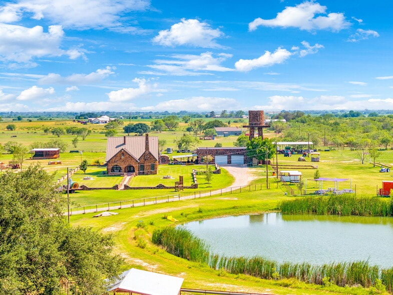 995 W Gates Valley Rd, Poteet, TX for sale - Building Photo - Image 1 of 43
