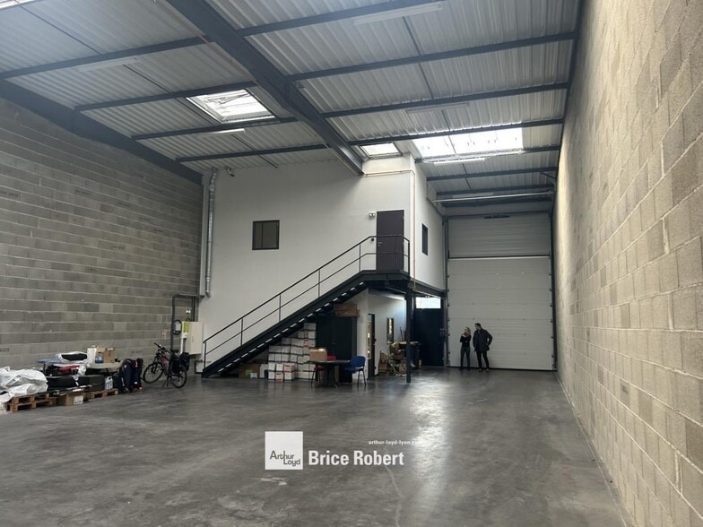 Flex in Meyzieu for lease - Building Photo - Image 3 of 6