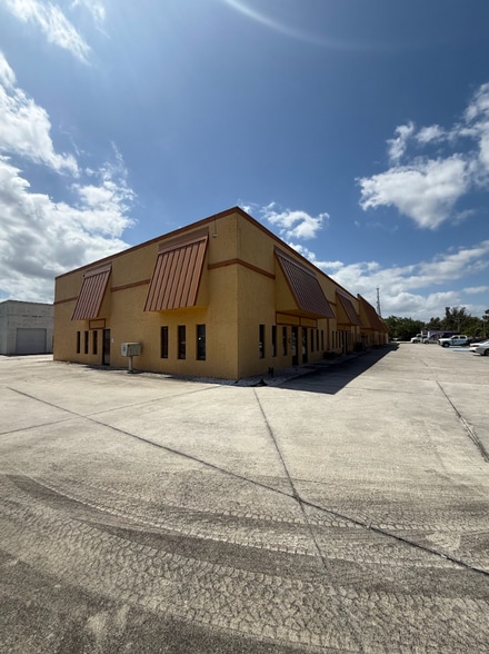 1634 SE Village Green Dr, Port Saint Lucie, FL for lease - Building Photo - Image 3 of 3