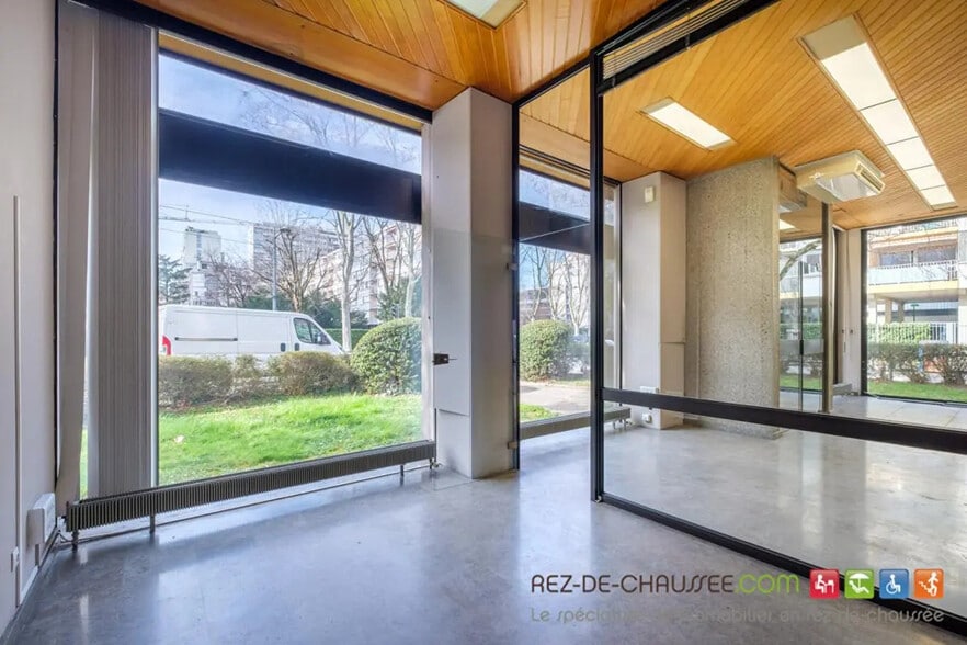 Office in Villeurbanne for sale - Interior Photo - Image 1 of 5