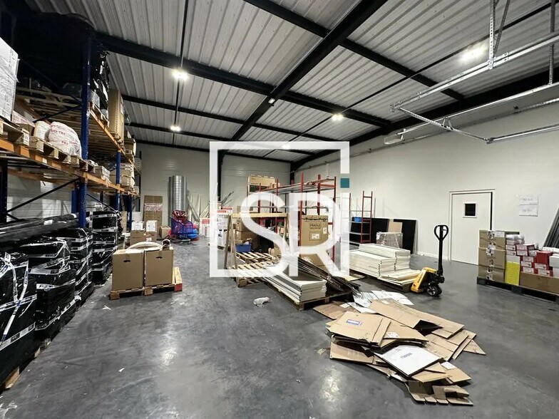 Retail in Thiers for lease - Building Photo - Image 3 of 10