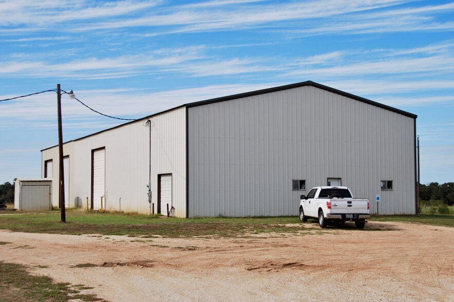 966 US Highway 77 N, Hallettsville, TX for sale - Building Photo - Image 1 of 1