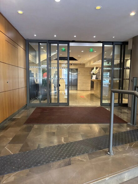 33 Avenue De Wagram, Paris for lease - Lobby - Image 2 of 8