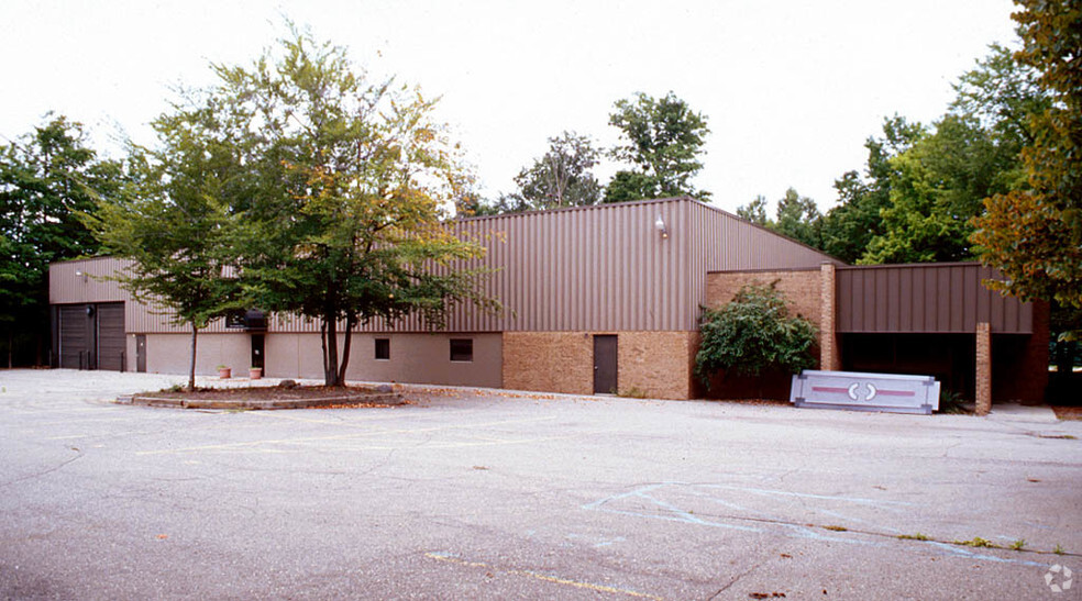 23070 Commerce Dr, Farmington, MI for lease - Building Photo - Image 2 of 5