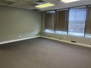 11-21 N Skokie Hwy, Lake Bluff, IL for lease Interior Photo- Image 2 of 7