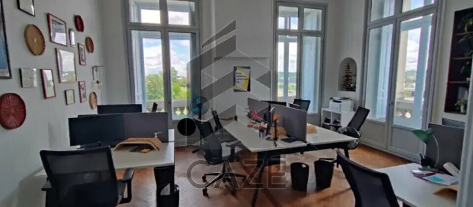 Office in Bordeaux for lease - Interior Photo - Image 1 of 3
