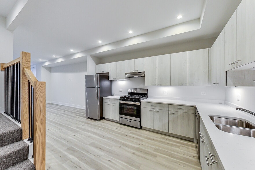 East Garfield Park Portfolio portfolio of 3 properties for sale on LoopNet.com - Building Photo - Image 2 of 36