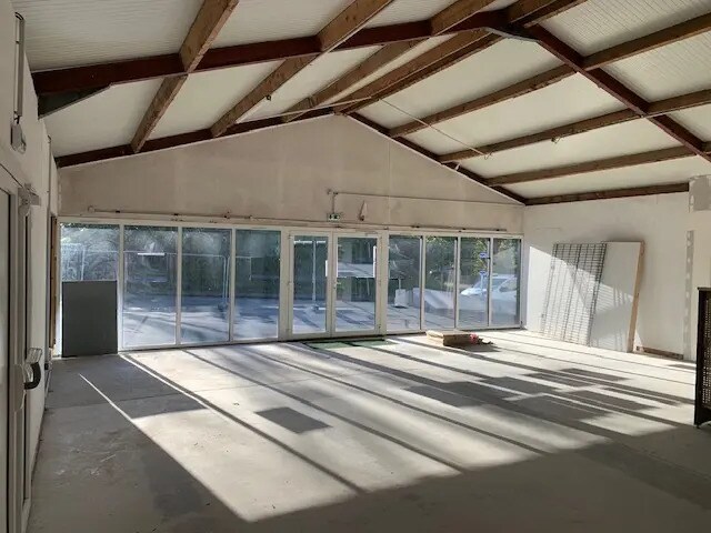 Flex in Auray for lease - Interior Photo - Image 2 of 2