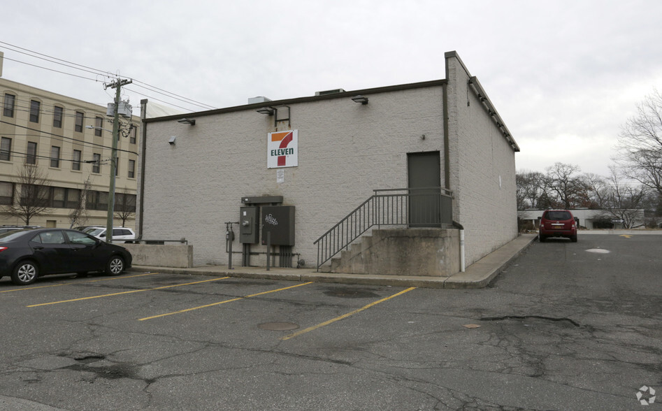 24 Broadhollow Rd, Melville, NY for lease - Building Photo - Image 3 of 3