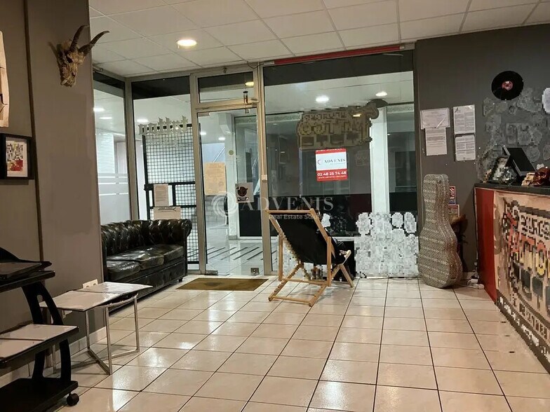 Retail in Bourges for lease - Lobby - Image 3 of 3