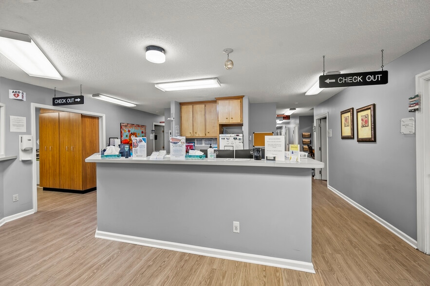 1940 Briarwood Dr, Hickory, NC for sale - Building Photo - Image 2 of 6