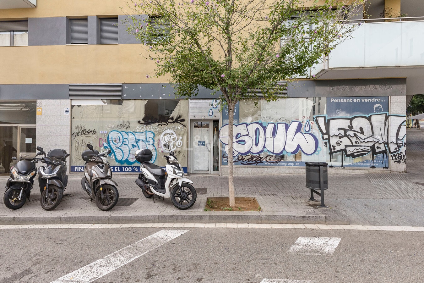 Barcelona, BAR 08041 - Unit 01 - - Interior Photo - Image 1 of 16