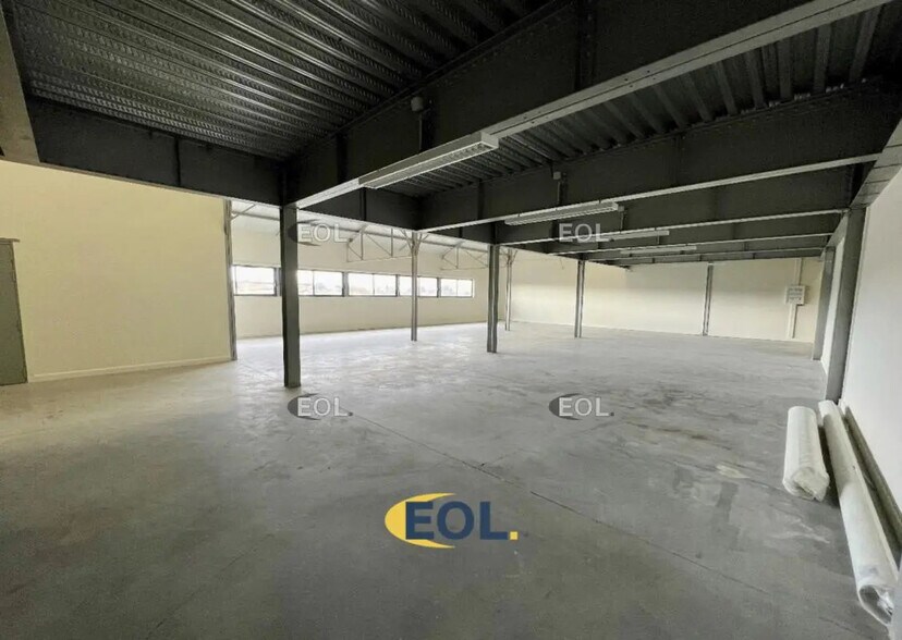 Flex in Bondy for lease - Interior Photo - Image 3 of 6