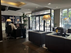 Office/Retail in Marseille for lease Interior Photo- Image 2 of 6