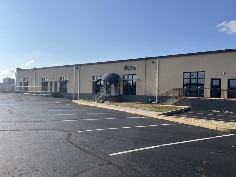 1201 Hanley Industrial Ct, Brentwood, MO for sale - Building Photo - Image 3 of 10