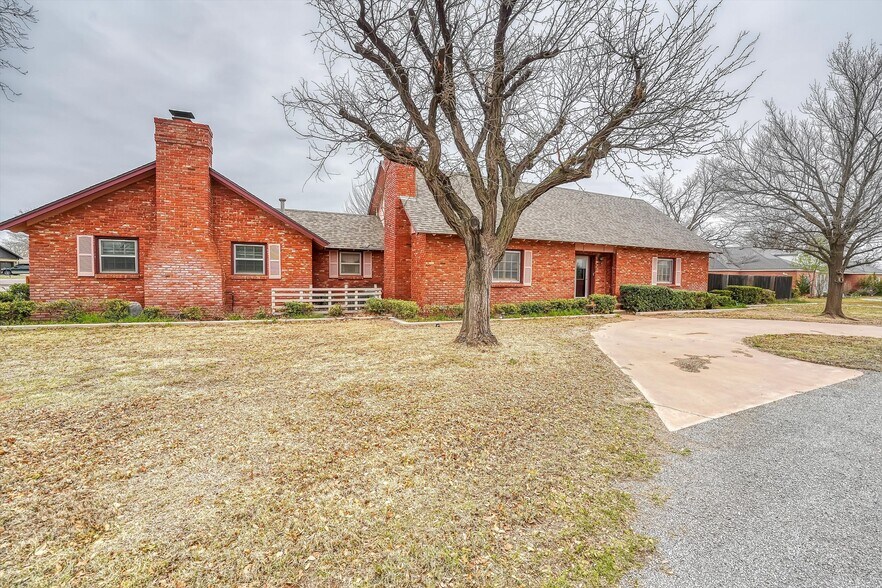 1223 N 6th St, Hollis, OK 73550