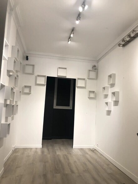 Retail in Paris for sale - Interior Photo - Image 1 of 2