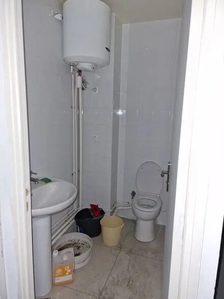 Retail in Paris for lease - Interior Photo - Image 3 of 7