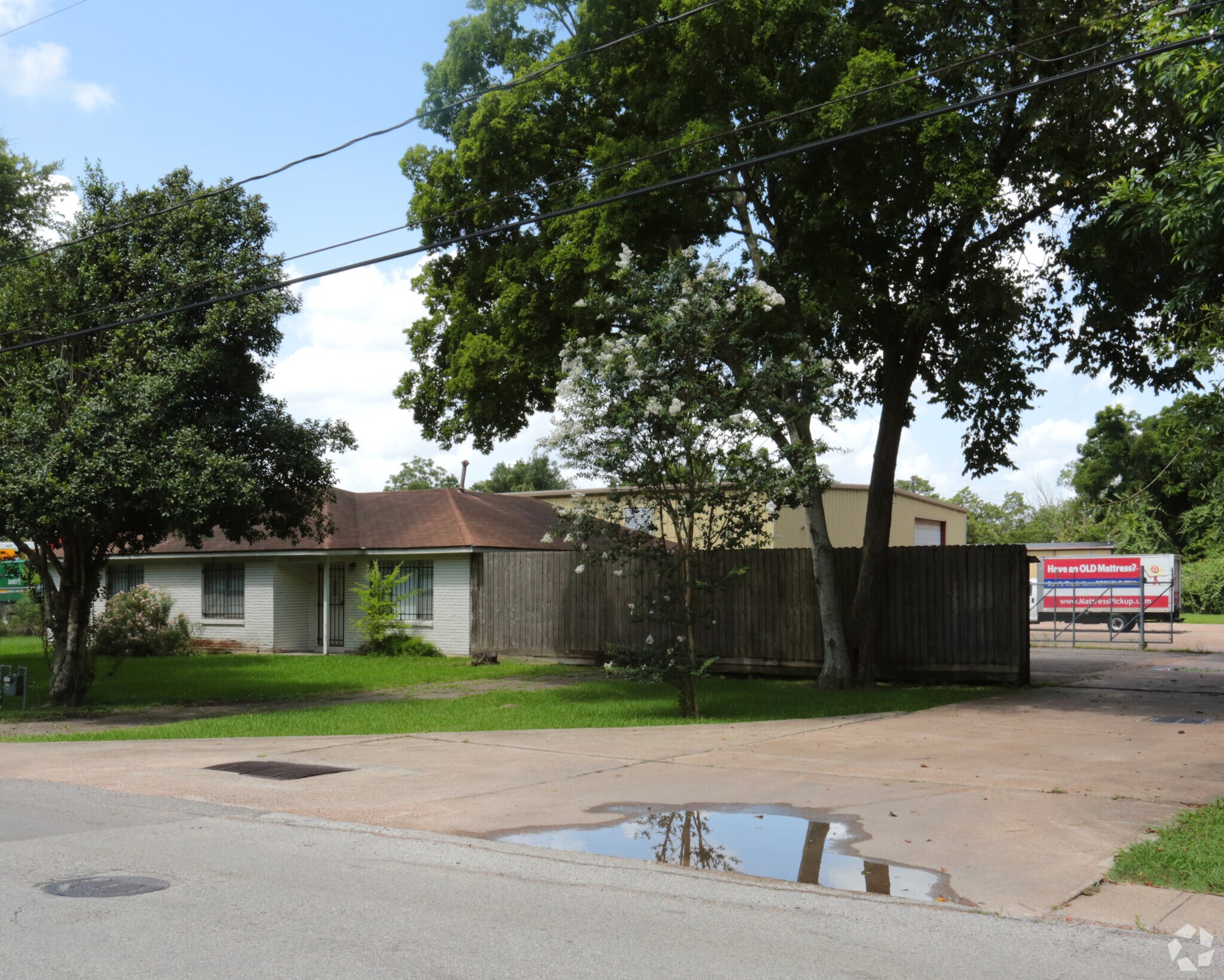1657 Oak Tree Dr, Houston, TX for sale Primary Photo- Image 1 of 1