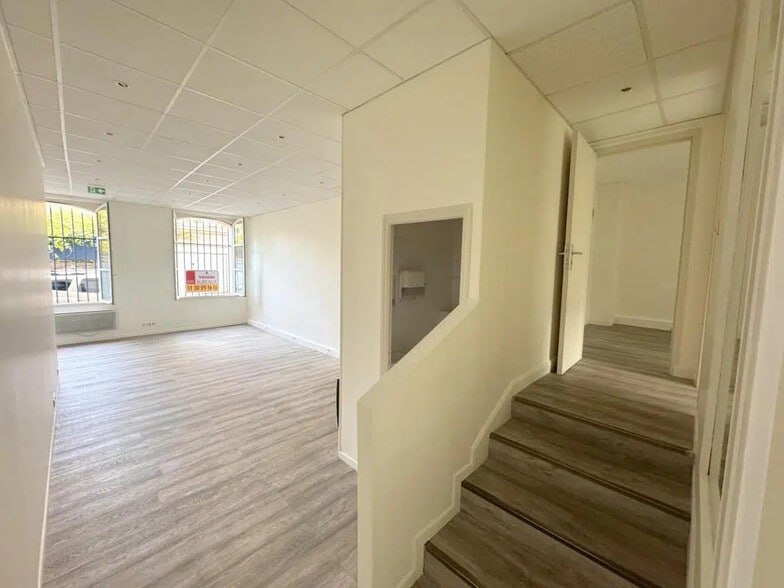 Office in Versailles for lease - Building Photo - Image 2 of 13