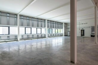 Bartley Way, Hook for lease Interior Photo- Image 2 of 3