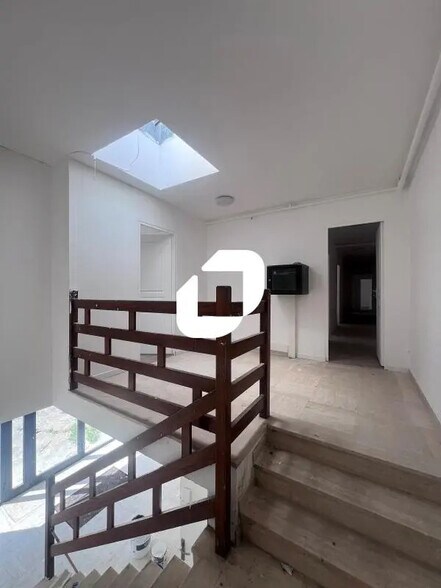 Flex in Meaux for lease - Interior Photo - Image 3 of 3