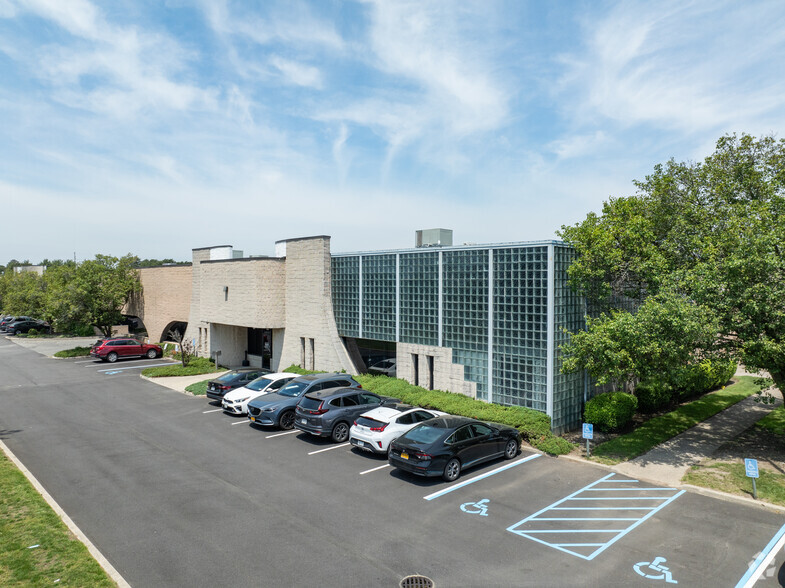 200-250 Executive Dr, Edgewood, NY for sale - Primary Photo - Image 1 of 1