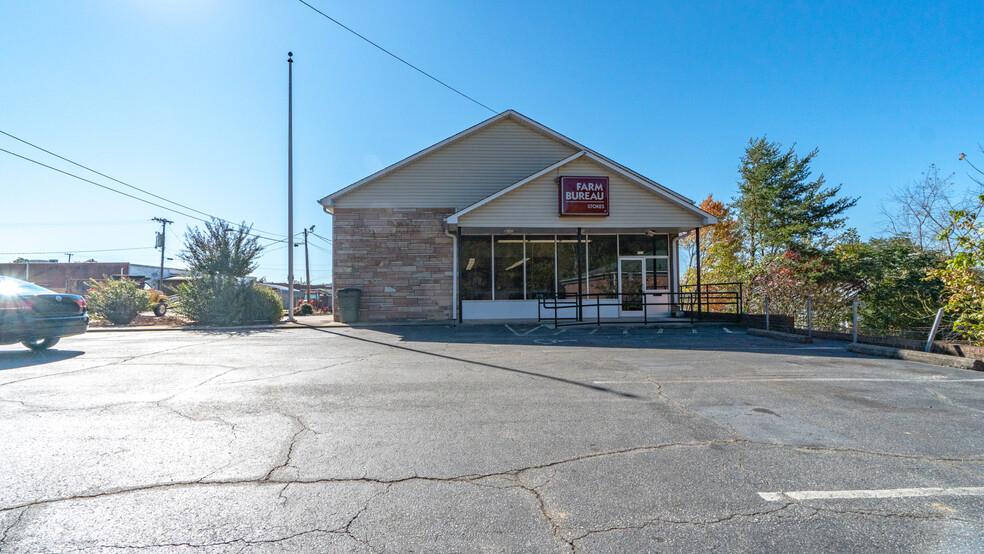 201 4th St, Walnut Cove, NC for sale - Building Photo - Image 2 of 35