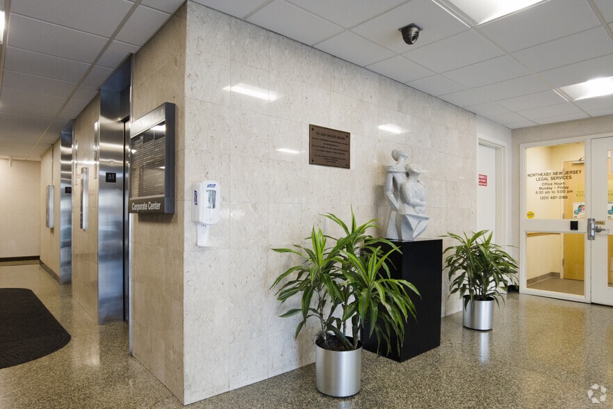 190 Moore St, Hackensack, NJ for lease - Building Photo - Image 3 of 9