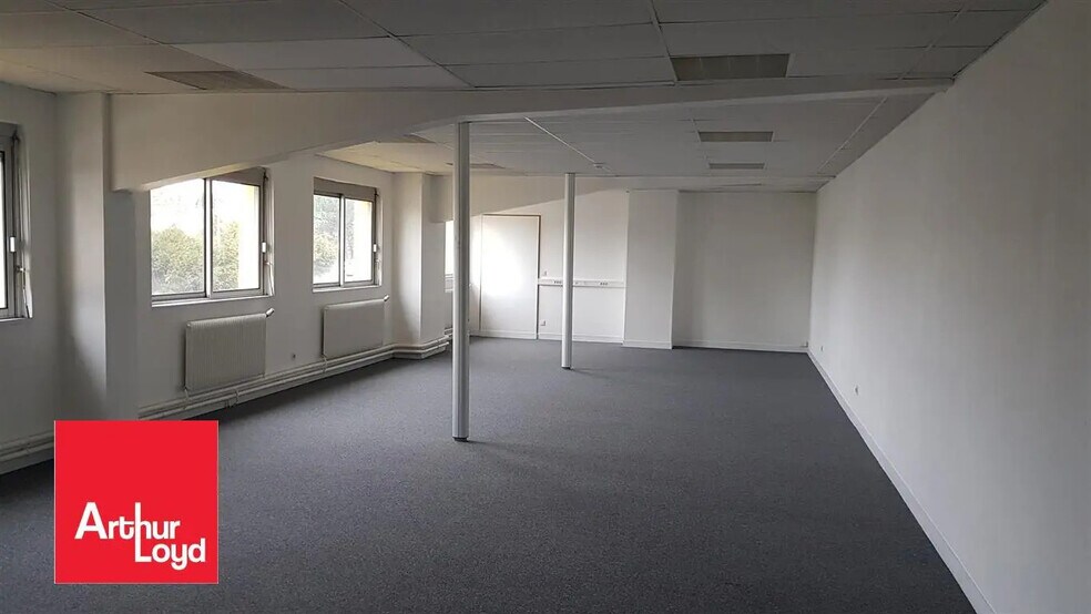 Office in Le Coudray for lease - Building Photo - Image 1 of 2