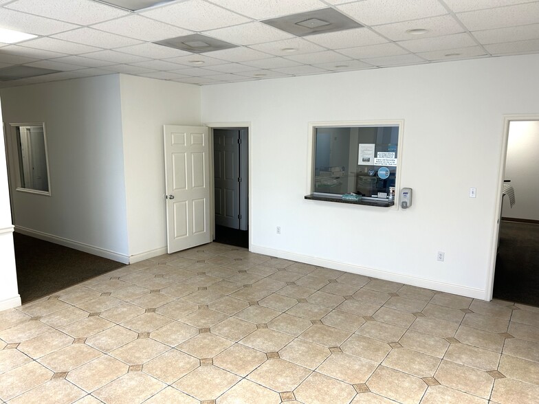 6150 Diamond Centre Ct, Fort Myers, FL for lease - Interior Photo - Image 2 of 6